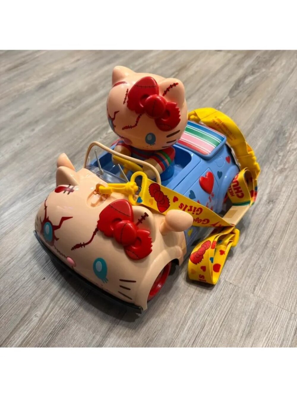 NEW Universal Exclusive HHN Hello Kitty X Chucky Battery Operated Car Popcorn Bu